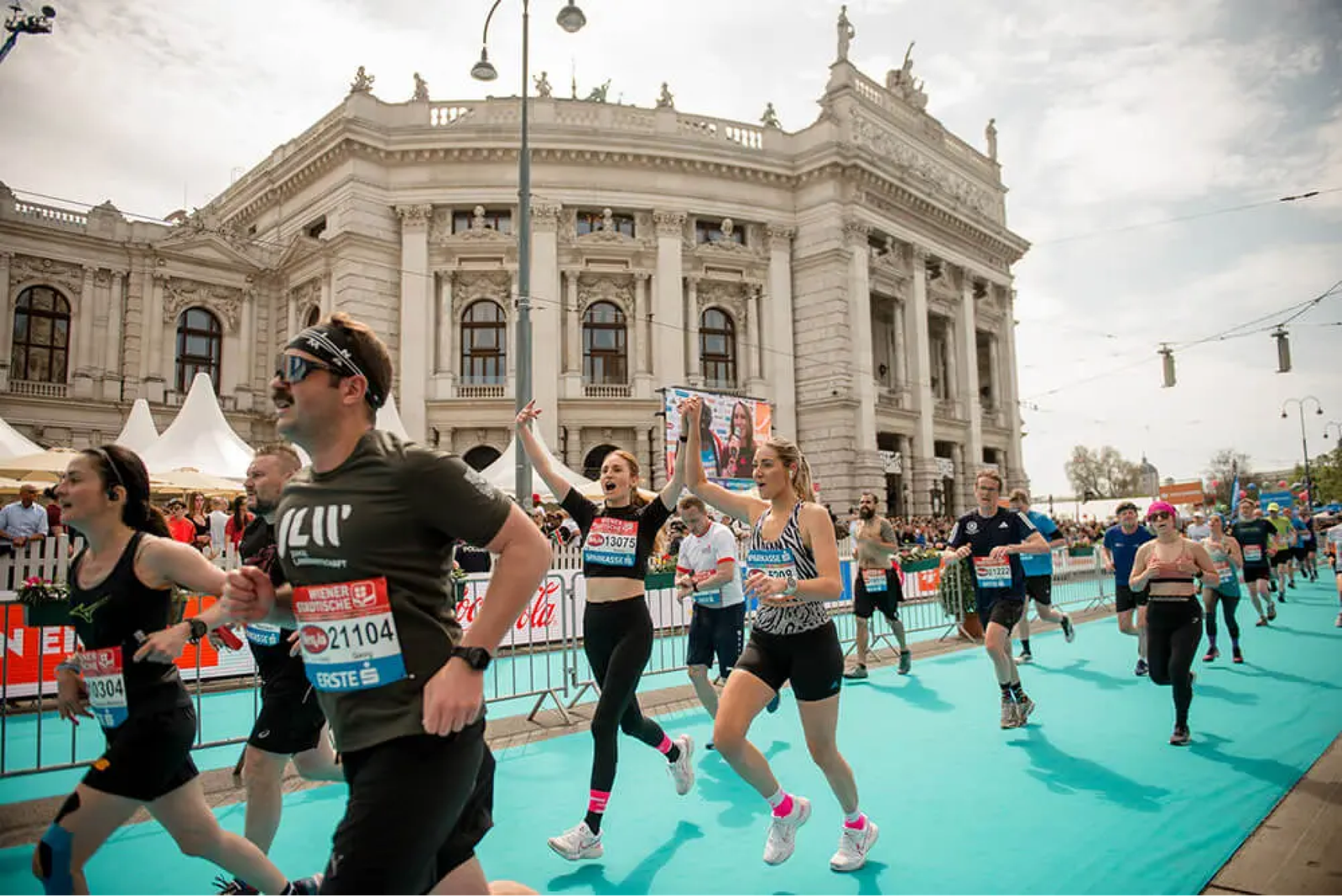 Läuferinnen und Läufer beim Vienna City Marathon vor einem historischen Wiener Gebäude