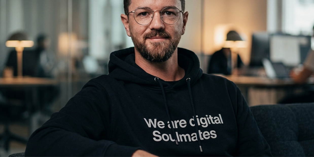 KARMA Teammitglied im Digital Soulmates Hoodie